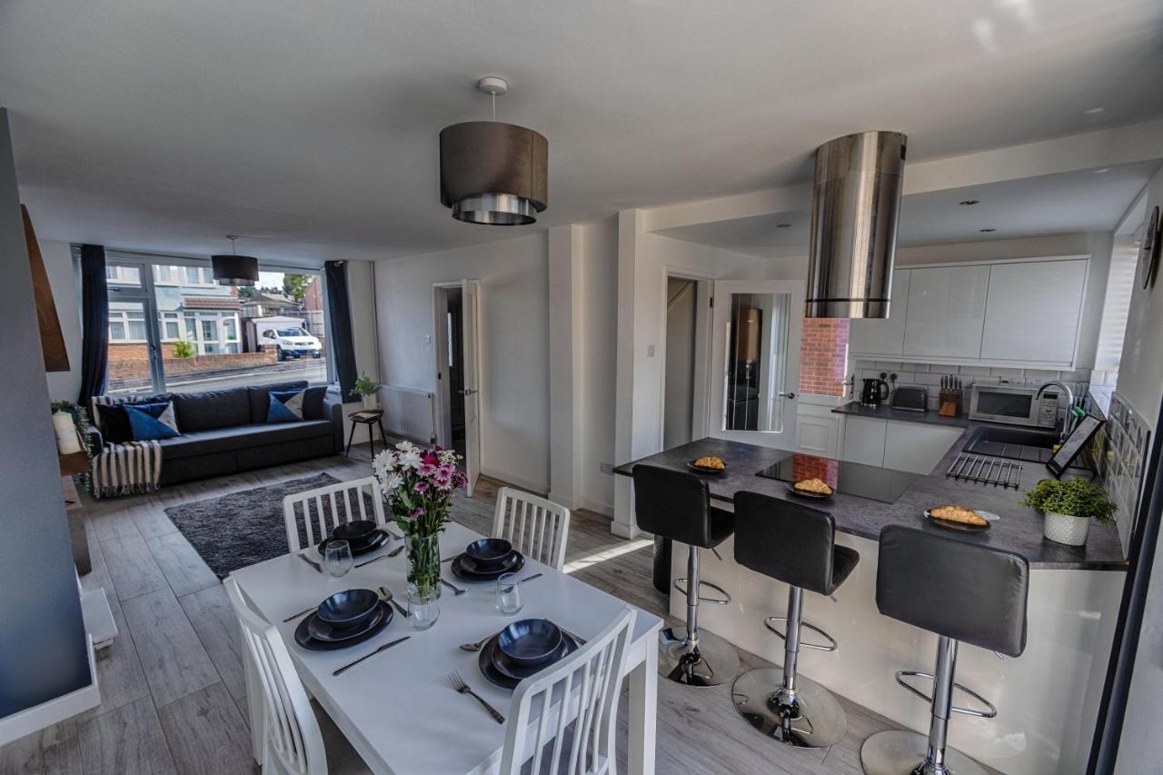 Modern 3-bed House With Parking - Sleeps 7! Holiday home *
