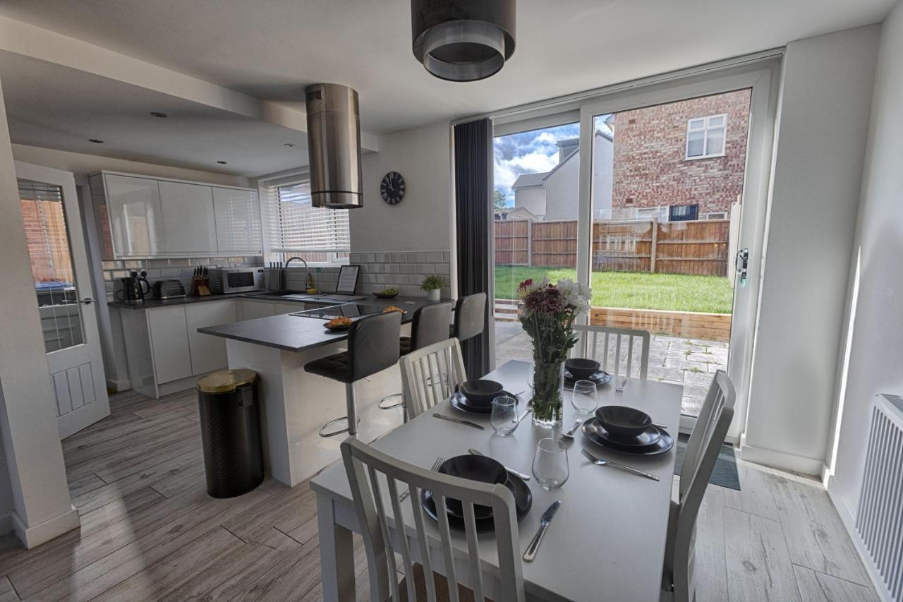Modern 3-bed House With Parking - Sleeps 7! Holiday home