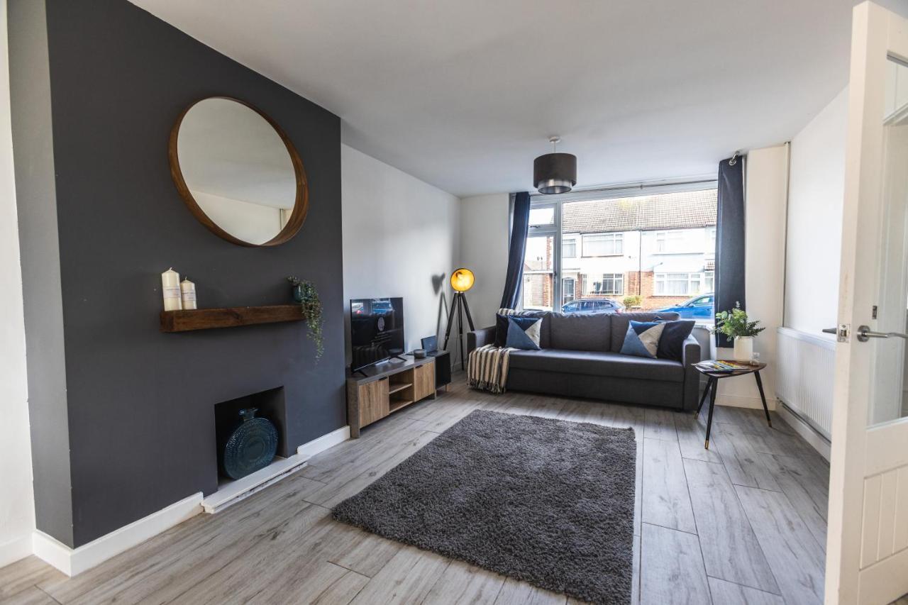 Modern 3-bed House With Parking - Sleeps 7! Holiday home