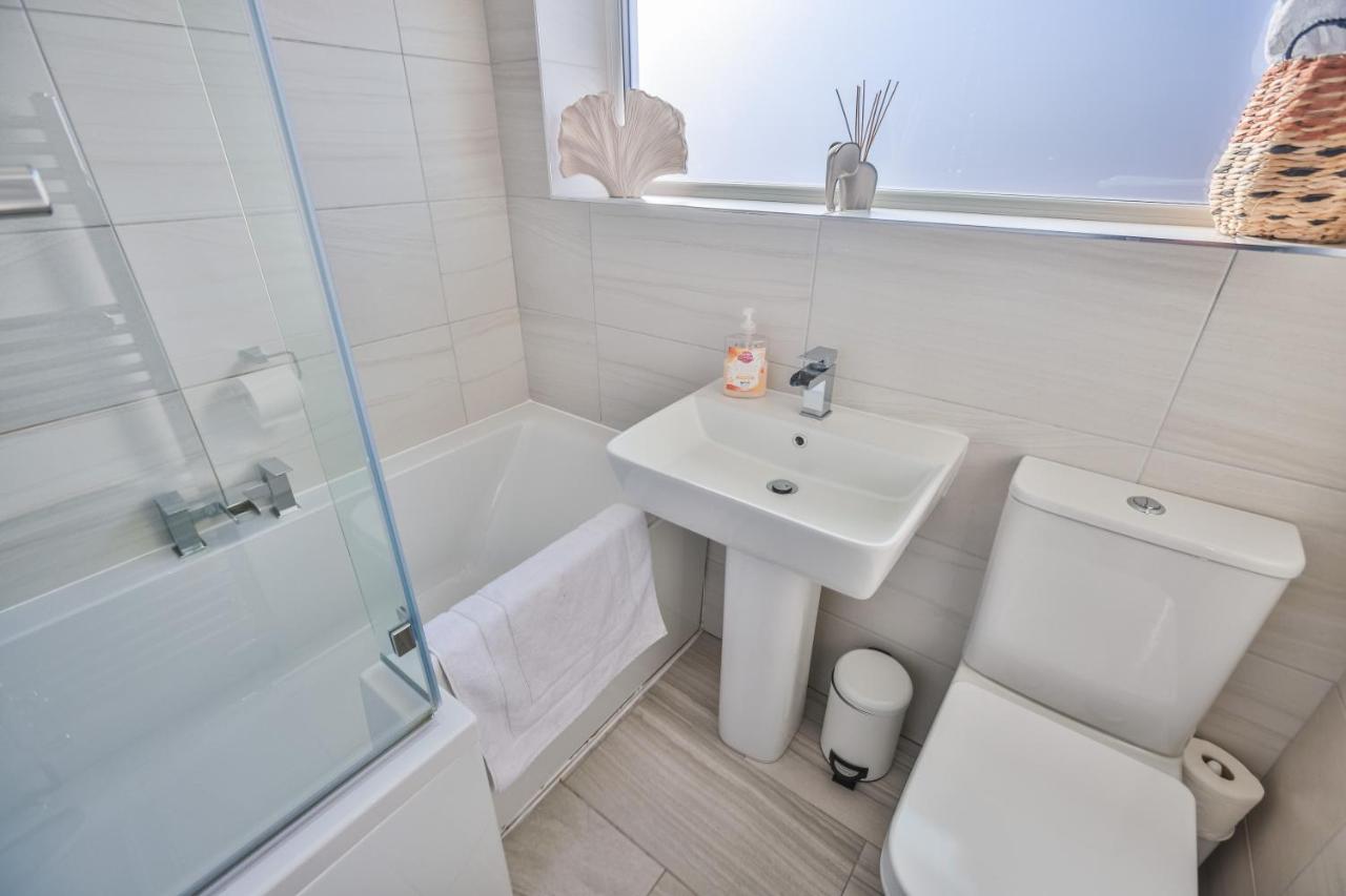 Holiday home Modern 3-bed House With Parking - Sleeps 7! Coventry