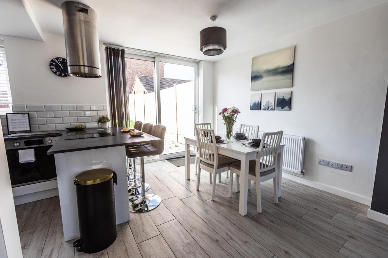 Holiday home Modern 3-bed House With Parking - Sleeps 7! Coventry